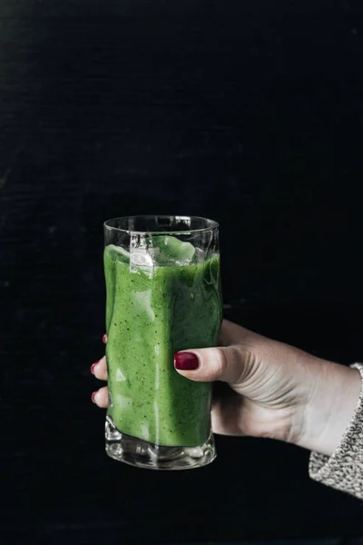 Female Hand Holding Glass Green Smoothie Healthy Diet Concept — Stock Photo, Image