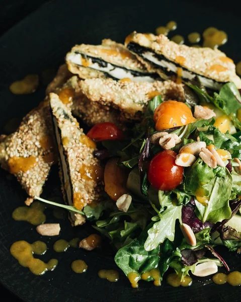 siyah plaka üzerinde taze yeşil salata