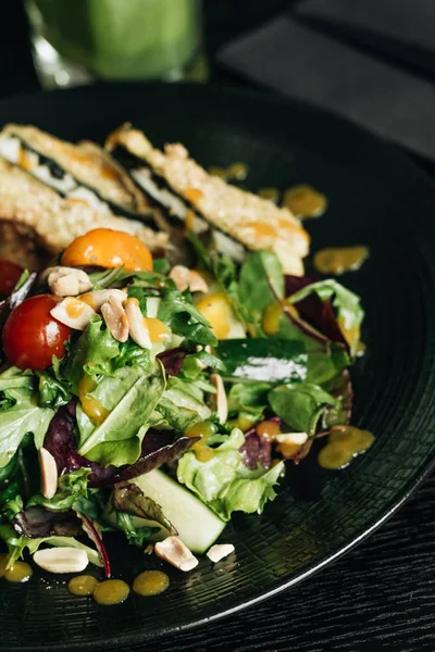 siyah plaka üzerinde taze yeşil salata