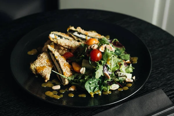 siyah plaka üzerinde taze yeşil salata