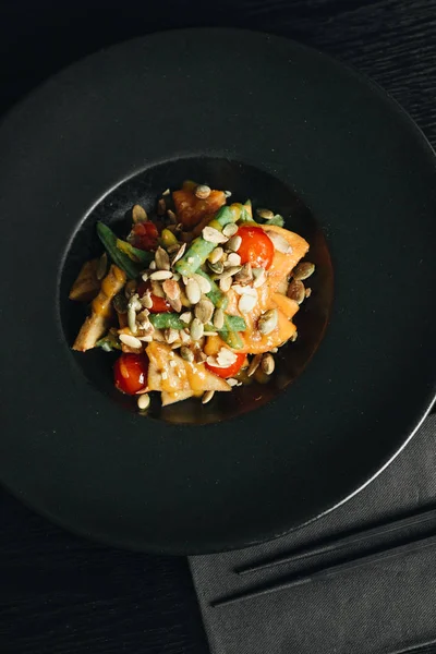 tohum ve siyah plaka üzerinde sebze taze sağlıklı yemek