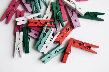 dağınık giysi beyaz arka plan üzerinde izole mandal yığını