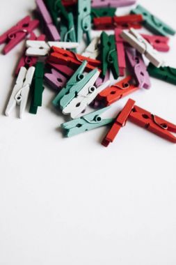 dağınık giysi beyaz arka plan üzerinde izole mandal yığını