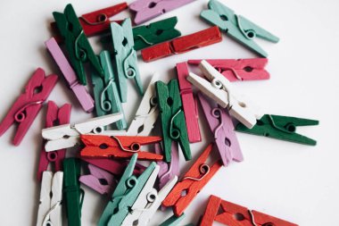 dağınık giysi beyaz arka plan üzerinde izole mandal yığını