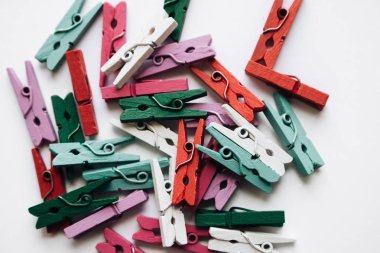 dağınık giysi beyaz arka plan üzerinde izole mandal yığını