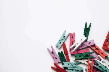 dağınık giysi beyaz arka plan üzerinde izole mandal yığını