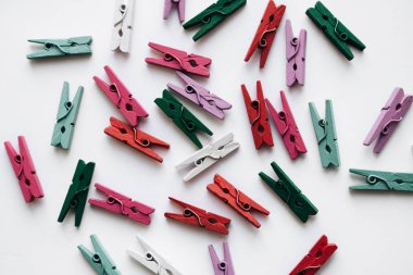 dağınık giysi beyaz arka plan üzerinde izole mandal yığını