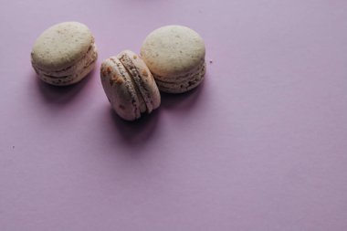 kompozisyon mor tablo, tatlı tatlı lezzetli macaroons 