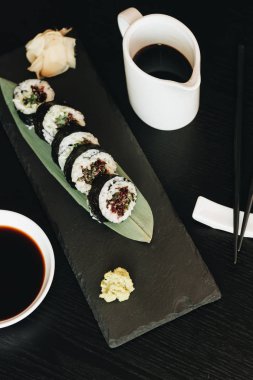 Soya sosu ve wasabi ile Asya geleneksel sushi 