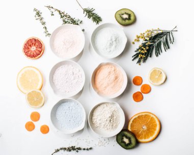 Beyaz arka plan üzerinde farklı baharatlar kâse