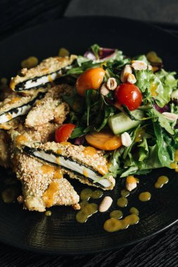 siyah plaka üzerinde taze yeşil salata