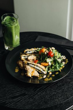 siyah plaka üzerinde taze yeşil salata