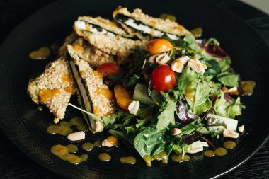 siyah plaka üzerinde taze yeşil salata