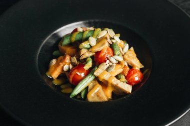 tohum ve siyah plaka üzerinde sebze taze sağlıklı yemek