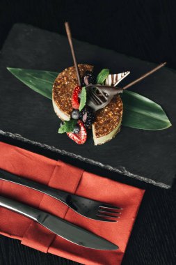 lezzetli tatlı taş levha üzerinde taze çilek ile 