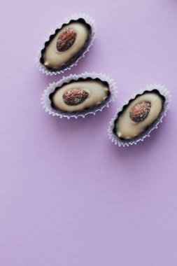 Mor zemin üzerine badem ile üç lezzetli pralin tatlılar