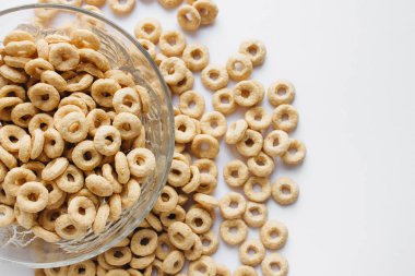 Beyaz arka plan üzerinde izole kase gevrek cracknels yığını