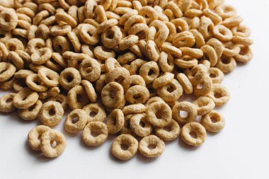 Beyaz arka plan üzerinde izole gevrek cracknels yığını