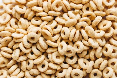 Beyaz arka plan üzerinde izole gevrek cracknels yığını