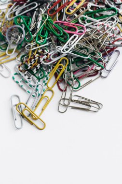 Beyaz arka planda, düz renkli ataç kümesi yatıyordu