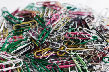 Beyaz arka planda, düz renkli ataç yığını lay