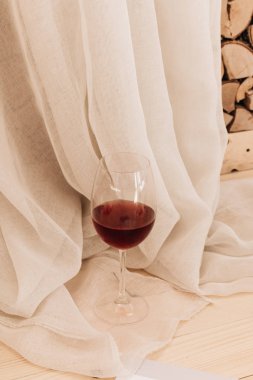kadehinin ahşap masa ve beyaz Tekstil kırmızı şarap ile 
