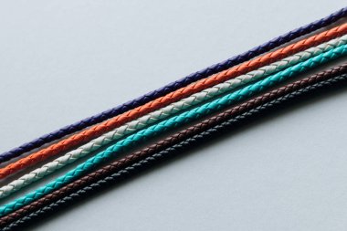 gri arka plan üzerinde renkli deri dizeler kümesi