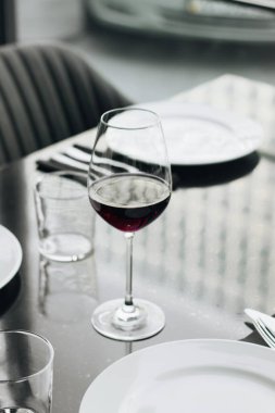 restoranda masada kırmızı şarap bardağı 