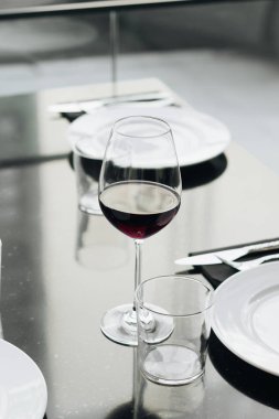 restoranda masada kırmızı şarap bardağı 