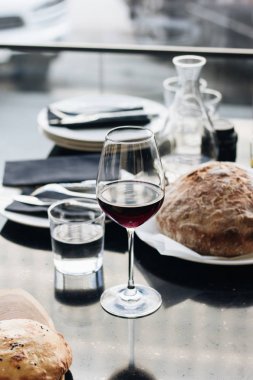 bardağı Kırmızı şarap ve ekmek Restoran tablo 