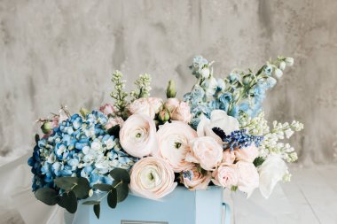 güzel bahar buket ihale pembe Düğünçiçeği çiçek ve mavi ortanca, zarif çiçek dekorasyon ile 