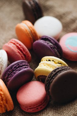 kompozisyon üzerinde çul, tatlı tatlı lezzetli renkli macaroons 