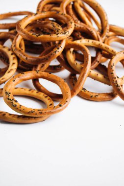 Beyaz arka plan üzerinde izole gevrek cracknels yığını