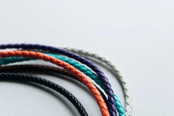 Set Stringhe Pelle Colorata Sfondo Grigio — Foto Stock