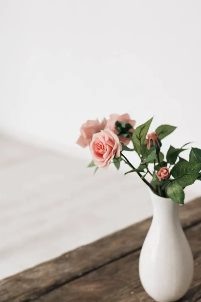 Hermosas Rosas Rosadas Jarrón Blanco Decoración Casera — Foto de Stock