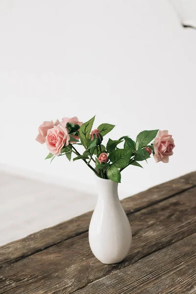 Piękne Różowe Róże Wazonie Biały Dekoracji Wnętrz — Zdjęcie stockowe