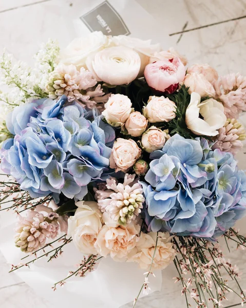 Hermoso Ramo Primavera Con Tiernas Flores Ranúnculo Rosa Hortensias Azules —  Fotos de Stock