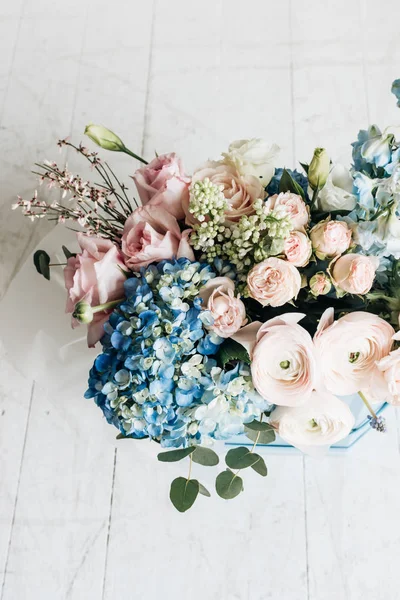 Hermoso Ramo Primavera Con Tiernas Flores Ranúnculo Rosa Hortensias Azules —  Fotos de Stock