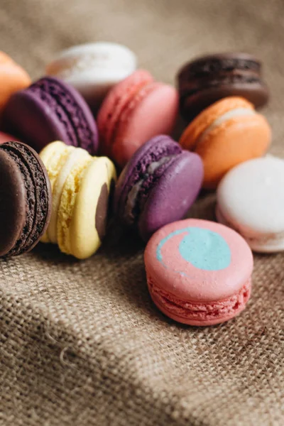 Kompozisyon Üzerinde Çul Tatlı Tatlı Lezzetli Renkli Macaroons — Stok fotoğraf