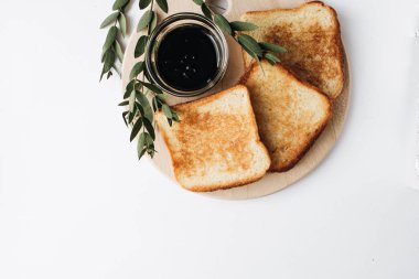 gevrek tost ve reçel ahşap tahta üzerinde