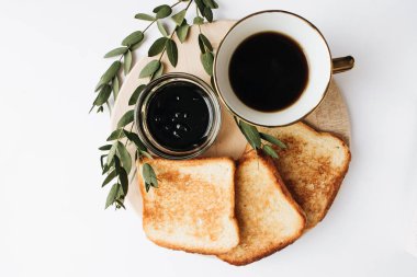 gevrek tost, fincan kahve ve reçel ahşap tahta üzerinde