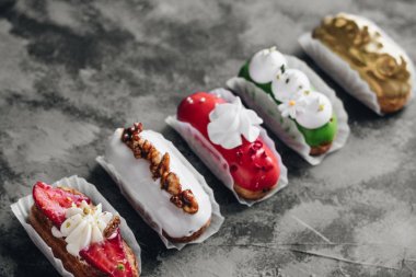 gri arka plan üzerinde çeşitli lezzetli tatlılar 