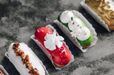 gri taş zemin üzerine çeşitli lezzetli tatlılar 