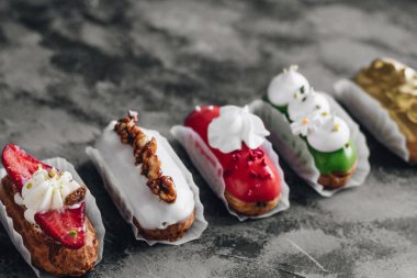 gri taş zemin üzerine çeşitli lezzetli tatlılar 