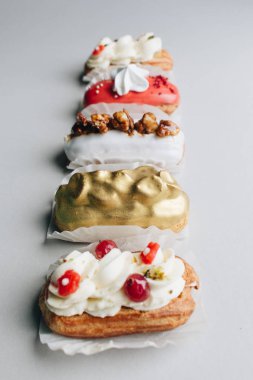 gri arka plan üzerinde çeşitli lezzetli tatlılar 