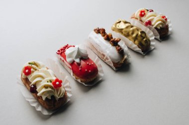 gri arka plan üzerinde çeşitli lezzetli tatlılar 