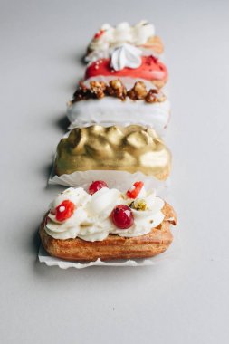 gri arka plan üzerinde çeşitli lezzetli tatlılar 