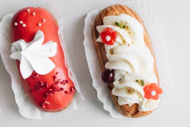 gri arka plan üzerinde iki çeşitli lezzetli tatlılar 