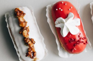 gri arka plan üzerinde çeşitli lezzetli tatlılar 