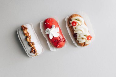 gri arka plan üzerinde çeşitli lezzetli tatlılar 